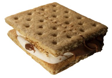 Smore, arka planda izole edilmiş bir kamp ateşinin etrafında dönüyor.