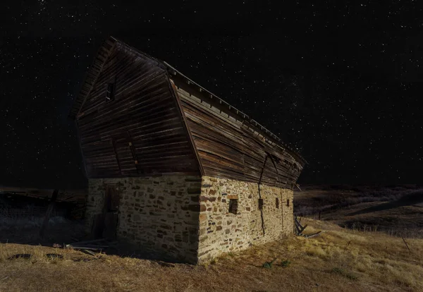 Cielo Estrellado Una Noche Despejada Sobre Viejo Establo Abandonado —  Fotos de Stock