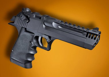 Arkasında gölgesi olan turuncu üzerine yarı otomatik tabanca.