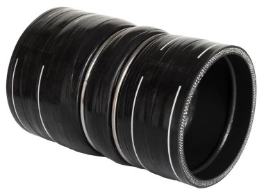 Dizel bir motordaki ara soğutucunun yüksek basıncını kaldıracak şekilde güçlendirilmiş hortum.