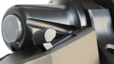 Metalik bakır kaplı sürgülü bir tüfeğe ateş edilmesini engelleyecek şekilde güvenlik sağlandı..