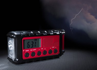 Kırmızı hava radyosunun arkasına yıldırım düştü.