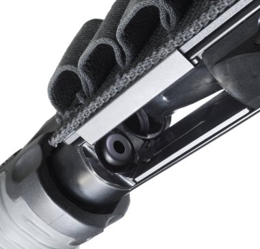 Meşru müdafaa tüfeği boş mermileri gösterildi ve takip eden kişi de şarjördeki mermileri fırlattı..