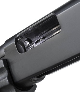 Pompalı tüfeğin pompalı tüfeği geri çekildi ve 12 kalibrelik nefsi müdafaa tüfeği çıkarıldı. Namluda hiç mermi kalmadığını ve güvende olduğunu gösteriyor..