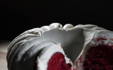 Koyu arkaplanda kırmızı kadife pastada kalın beyaz krema.