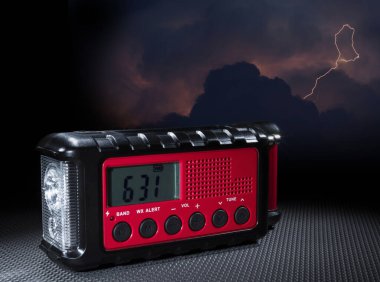 El feneri, şarj edilebilir batarya, güneş enerjisi, güç ve saat üretmek için el kolu ve arkadan çarpan yuvarlak yıldırımla birlikte gelen kırmızı hava durumu radyosu..