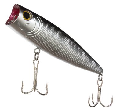 Suyun yüzeyinde yeniden denenmek üzere tasarlanmış gümüş renkli ve üç köşeli kancalı sahte balık yemi üzerinde kırmızı dudaklar..