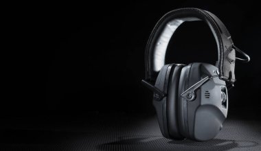 İnşaatta ya da atış poligonunda işitme koruması için yapılmış elektronik kulaklıkların yanına boşluk kopyala.