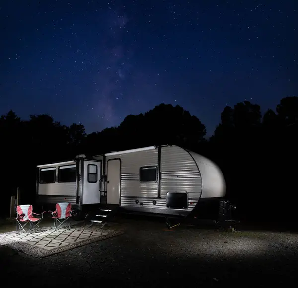 Vía Láctea Sobre Una Autocaravana Camping Rodeado Árboles Fotos De Stock Sin Royalties Gratis