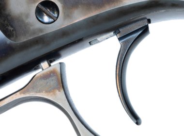 Eski batı stili aksiyon tüfeği tetik kolu kapalı ve beyaz arka planda izole edilmiş bir stüdyo çekimine hazır..