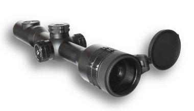 Karanlıkta görmek için kızılötesi kullanan gece görüş dürbününün önünden açılı bir görüntünün altına gölge düşür.