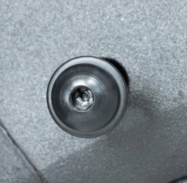 Tetik grubu cıvatası ve çamaşır makinesi pompalı tüfek alıcısına takılıyor.