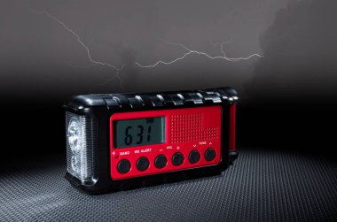 Saat, el feneri ve bulutlardan çıkan tek bir yıldırımlı kırmızı hava durumu radyosu.