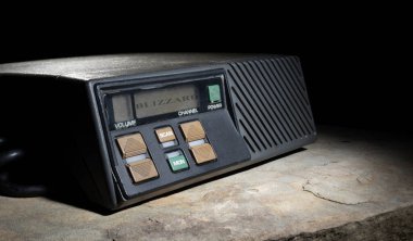 LCD ekranında kar fırtınası uyarısı olan karanlık bir arkaplanda iki yönlü mobil radyo..