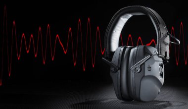 Kopya alanı ile çekim için elektronik işitme korumanın arkasındaki kırmızı sinüs dalgası