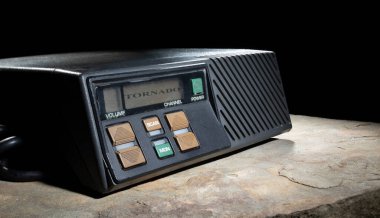 Kasırga saati LCD ekranında koyu arkaplanlı bir radyonun görüntüsünü gösterir.