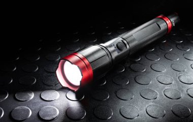 Elektrik kesintileri, diğer doğal afetlerin kasırgaları ve elektrik kesintileri için ideal olan LED aktifleştirilmiş siyah ve kırmızı metal el feneri..