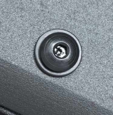 Hex cıvata ve çamaşır makinesi tetikleme grubunu yerinde tutmak için pompalı tüfeğe yerleştirilmiş..