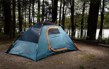 Bu çadır, arkasında bir göl olan ormanlık bir kamp alanında kurulduktan sonra açık hava yaşam tarzının tadını çıkarmanın zamanı geldi..