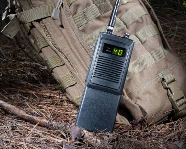 Telsizin arkasındaki sırt çantası ormanda kanal 40 'a döndü..