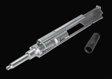 Silahın 5.56 yerine 5.56 kalibrelik uzun namlulu mühimmat taşımasına olanak sağlayan AR-15 taşıyıcı grup dönüşümünün arkasındaki karanlık zemin..