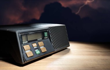 İki yönlü telsiz, bir ahşap masaya acil durum sinyali göndermeye hazır..