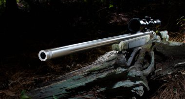 Modern bir av tüfeği ve dürbünü. Bu bir dahili namlu ağzı.