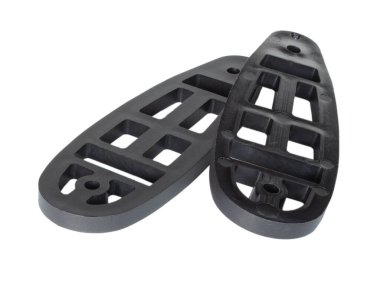 Atıcının çekiş mesafesini arttırmak için tüfeğin geri tepme rampasının önüne yerleştirilen iki boşluk..