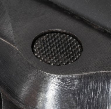 1911 yapımı yarı otomatik tabancayla dolu şarjör ve cephanenin silahtan kurtulması gerekiyor..