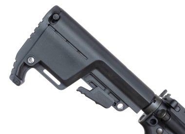 Ayarlanabilir çekiş uzunluğuna, kauçuk geri tepme pedinin altındaki depoya ve beyaz arka planda iki hızlı ayrıştırma askısına sahip izole AR-15 stoku var..