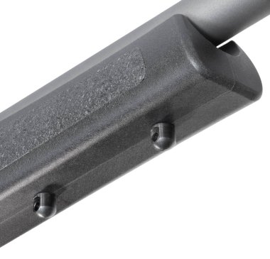 Askı ve bipod kullanmak için bir tüfeğin üzerinde iki askılık, beyaz arka planda izole edilmiş serbest yüzen varil.