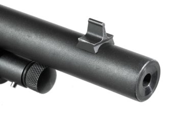 Klasik demir ön görüş namluya bağlı namlu ağzı ve deliği görünür ve beyaz bir arka planda izole edilmiş.. 