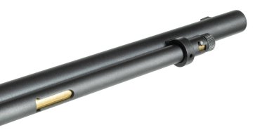 Tüfeğin şarjöründe bronz renkli bir açıklık var. Beyaz arka planda şarjör kapağı ve namlu görüntüsü var..