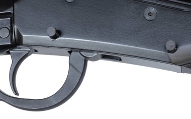 Silahın beyaz bir arka planda iki parça halinde ayrılmasına olanak sağlayan iki toplu tüfek alıcısından çıkarılmaya başlanıyor..