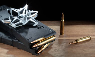 Tam dolu AR-15 şarjörleri ve gümüş ve beyaz hediye yayının altında 30 fişek.. 