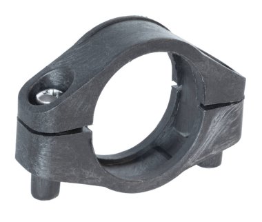 Beyaz arka planda izole edilmiş bir binada boru veya kanal güvenliği için askı.