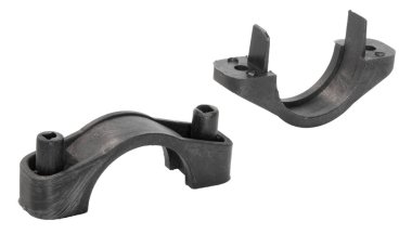 Parçalara ayrılan ve beyaz bir arka planda yakından izole edilmiş bir binanın borularını veya kanallarını korumak için klemp yapılmış..