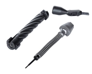 Mermi saplı, yay ve cıvata yüzlü bir tüfekten izole edilmiş cıvata beyaz bir arka planda görünür..