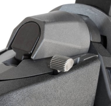 Beyaz bir arka planda emniyeti kapalı olan sentetik bir tüfekle sürgülü aksiyon tüfeği..