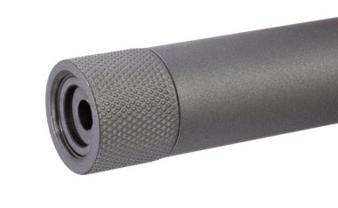 Bir flaş saklayıcı ya da susturucu beyaz bir arka planda izole edilene kadar altındaki iplikleri korumak için tüfeğin namlusuna bağlanmış iplik koruyucusu..