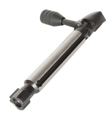 Sürgülü bir tüfekten izole edilmiş bir cıvata. Büyük bir sapı ve paslanmaz çelik yansıtıcı kaplamalı bir gövdesi var..