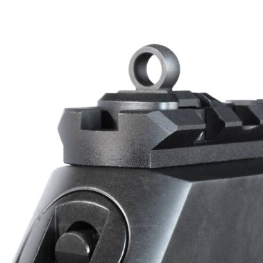 Tüfek için raylı açıklık görüşü ayarlanabilir ve beyaz arka planda izole edilmiş bir şekilde silahın demirine sabitlenebilir..