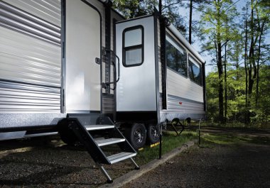 Kuzey Carolina ormanlarındaki bir kamp alanına taşınmış bir seyahat karavanındaki Sildeout..