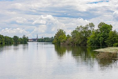 Aklı başında bir tekne gezisi. Sjour en bteau sur la Sane.