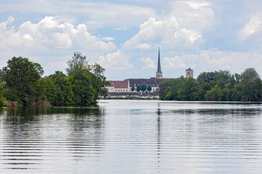 Aklı başında bir tekne gezisi. Sjour en bteau sur la Sane.