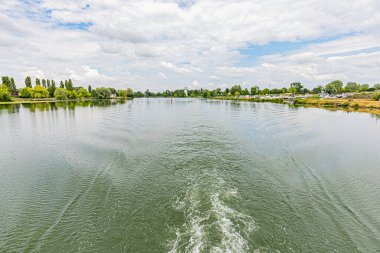 Aklı başında bir tekne gezisi. Sjour en bteau sur la Sane.