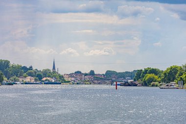 Aklı başında bir tekne gezisi. Sjour en bteau sur la Sane.