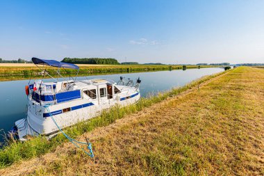 Aklı başında bir tekne gezisi. Sjour en bteau sur la Sane.
