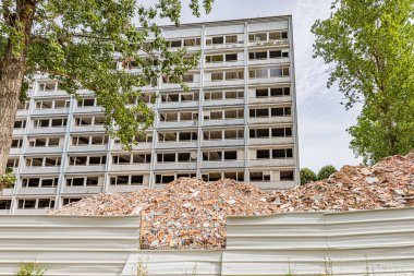 Dijon 'un Gresilles semtindeki Boutaric barı yıkılmadan kısa bir süre önce. La barre Boutaric dans le quartier des Gresilles a Dijon peu de temps avant sa helaki.