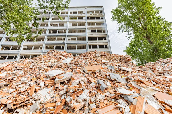 Dijon 'un Gresilles semtindeki Boutaric barı yıkılmadan kısa bir süre önce. La barre Boutaric dans le quartier des Gresilles a Dijon peu de temps avant sa helaki.